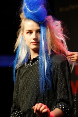 Galeria fryzur - blond włosy z niebieskimi pasemkami (dopinkami)